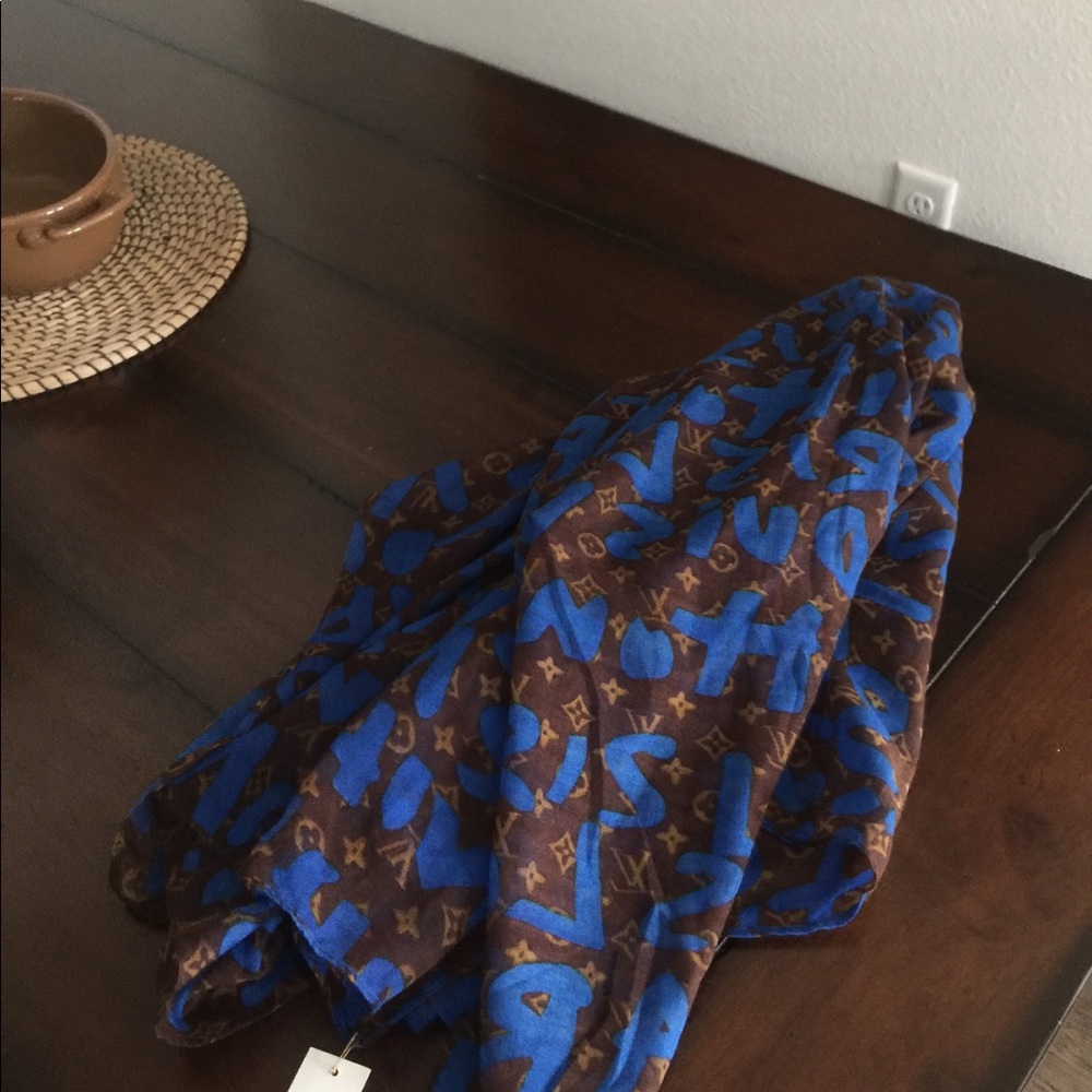Beautiful Blue scarf LOUIS VUITTON logo